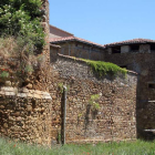 Vista del descuidado estado de las murallas de Almanza, antaño con un porte y una longitud mucho mayores que en la actualidad.