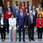 El presidente del Gobierno, Pedro Sánchez, rodeado de sus ministras y ministros, en octubre del 2018.