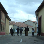 El proyecto se ha basado en ‘conversaciones paseadas’ con vecinos del medio rural. En la foto, caminando por una calle de Villafeliz. FRAN QUIROGA/ ANDREA OLMEDO
