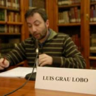 Luis Grau, ayer, durante la charla en la Biblioteca Azcárate