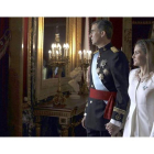 Los reyes Felipe VI y Letizia salen al balcón central del Palacio Real, tras su proclamación en las Cortes, para saludar a los ciudadanos
