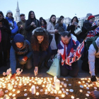 Cientos de ciudadanos participan en una vigilia en la Plaza Trafalgar en Londres.