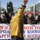Manifestantes griegos protestan en frente del Parlamento de Atenas.
