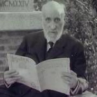 Santiago Ramón y Cajal leyendo la revista de la Residencia de Estudiantes en 1926