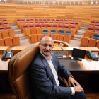 Luis Fuentes, sentado en el sillón de presidente de las Cortes de Castilla y León.  MIRIAM CHACÓN