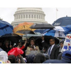 La demócrata Nancy Pelosi habla ante un grupo de manifestantes, ayer.