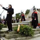 Artur Mas pronuncia unas palabras en el cementerio de Montjuic.
