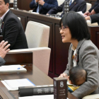 Yuka Ogata en el pleno con su bebé.