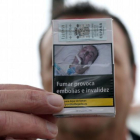 El gallego que denuncia que se usa sin su permiso una foto suya intubado para ilustrar los paquetes de tabaco.