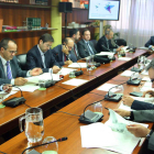 El jurado de la 27 edición de los Premios Cossío, reunido en Valladolid, durante la deliberación.