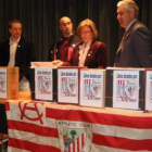 Evelia Fernández junto a los directivos de la peña del Athletic.