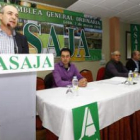 Turrado, en primer término, durante su intervención ante la asamblea de Asaja ayer en León.
