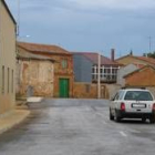 Un coche circula por la carretera de Villamejil a su paso por Carneros en una imagen de archivo