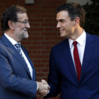 El presidente del Gobierno, Mariano Rajoy (i), saluda esta tarde al secretario general del PSOE, Pedro Sánchez (d), en la escalinata del Palacio de la Moncloa.