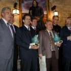 El presidente de la Cámara de Astorga y el alcalde de Otero con el premio