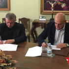 Firma del convenio entre la Diócesis de Astorga y la asamblea de Cruz Roja de Valdeorras. DL