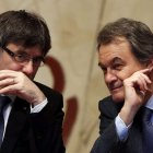 Puigdemont conversa con Mas durante la reunión semanal del gobierno catalán. ALBERTO ESTÉVEZ