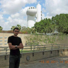 Serafín Pérez Cerezales en el instituto Weizmann, al fondo el viejo acelerador de partículas.