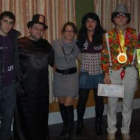 Los ganadores posan con miembros de Los Tranquilos.