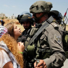 Ahed Tamimi se enfrenta a dos soldados israelís en la localidad de Nabi Saleh, en Cisjordania.