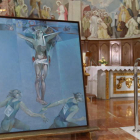 El párroco de San Pedro, Urbano Rodríguez, junto al Cristo Olímpico donado por Del Olmo. L. DE LA MATA