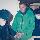 Alexéi Navalni sale esposado de una comisaría en las afueras de Moscú. SERGEI ILNITSKY