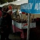 Luis Álvarez visita el expositor de Astorga en la fiesta de la fruta