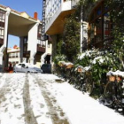 Casco urbano de Riaño bajo una telilla de nieve, al mediodía de ayer