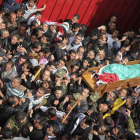 Varias personas portan el cadáver de Arafat Yaradat durante su entierro.