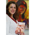 Yliana Ledezma con su libro ‘Abrazando al alzhéimer’.