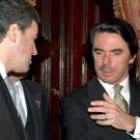 José María Aznar, dialoga con el ministro del Interior, Ángel Acebes, durante la Pascua Militar