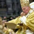 El Papa mira de reojo una figura del Niño Jesús durante la celebración del Día Mundial de la Paz