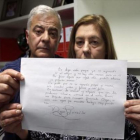 Los padres de Diego González muestran la carta de despedida.