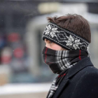 Un joven se protege del frío
