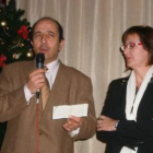 Francisco Castañón, junto a Isabel Sánchez, muestra el cheque con el aguinaldo para los residentes