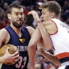 Marc Gasol trata de deshacerse de la presión de Meyers Leonard, durante el partido que ha enfrentado a los Grizzlies y los Trail Blazers.