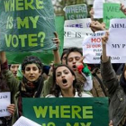 Ciudadanos iraníes se manifiestan en contra del presidente Mahmud Ahmadineyad.
