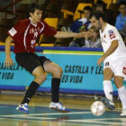 Chano pugna por hacerse con el esférico a pesar de la oposición de un jugador del equipo zaragozano