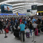 Colas de pasajeros originadas por el fallo informático, en la terminal 5 del aeropuerto inglés de Heathrow, ayer.