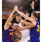 Tavares es defendido por Tomic y Claver. MARTA PÉREZ