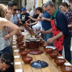 Los participantes sirven sus cazuelas para que puedan ser valorados por el jurado.