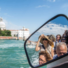 Un grupo de visitantes navega por los canales de la ciudad de Venecia. ZOLTAN BALOGH