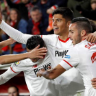 Correa, que es felicitado por sus compañeros, abrió el marcador para el Sevilla en el minuto 14. MUÑOZ