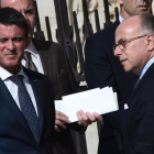 Valls (izquierda) junto al ministro de Interior, Bernard Cazeneuve, a su llegada a la catedral de Notre Dame, en París, el 27 de julio.
