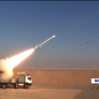 Imagen captada de la televisión iraní que muestra el lanzamiento del misil Hoveize.