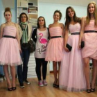 Reina y damas lucen las creaciones de Raquel Pacios para estas fiestas.