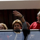 Lula (derecha), Rousseff y la esposa del expresidente, Marisa, saludan desde una ventana de la casa de la parella, en Sao Bernardo do Camopo (Brasil), el 5 de marzo.