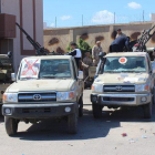 Grupo de militares se preparan para ir a la linea de combate en Tripoli, Libia.
