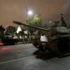 Los militares rodean la casa de gobierno de Bangkok con sus tanques