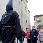 El Lambrión Chupacandiles, a la salida de la Basílica, seguido por los niños.